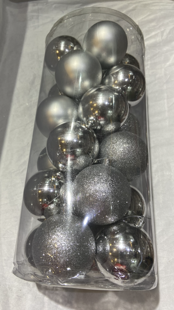 8cm silver baubles. Per pack: 24
